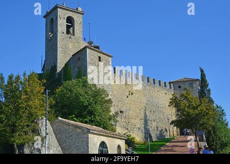 La Fortezza di Guaita che domina il piccolo stato della Repubblica di San Marino, Italia Foto Stock