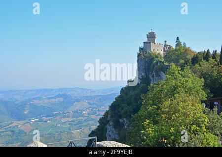 La Fortezza di De la Fratta che domina il piccolo stato della Repubblica di San Marino, Italia e costruito sulle fondamenta di un forte romano Foto Stock