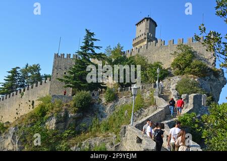 La Fortezza di De la Fratta che domina il piccolo stato della Repubblica di San Marino, Italia e costruito sulle fondamenta di un forte romano Foto Stock
