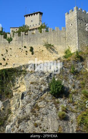 Le fortificazioni medievali nel piccolo stato della Repubblica di San Marino, Italia e costruito sulle fondamenta di un forte romano Foto Stock