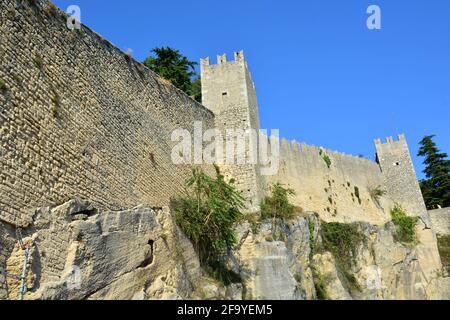 Le fortificazioni medievali nel piccolo stato della Repubblica di San Marino, Italia e costruito sulle fondamenta di un forte romano Foto Stock