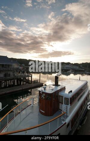 Un traghetto ormeggiato da un molo di legno al mattino presto a Boothbay Harbour, Maine, USA Foto Stock