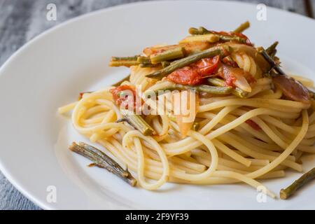 Spaghetti con pomodori ciliegini e asparagi selvatici Foto Stock