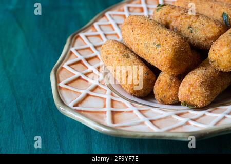 Crocchette vegetariane di patate servite in un piatto da portata Foto Stock