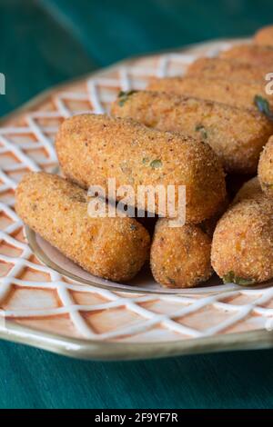 Crocchette vegetariane di patate servite in un piatto da portata Foto Stock