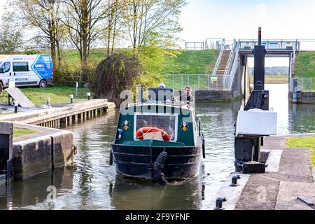 Northampton boat club sul fiume Nene in una soleggiata sabato sera in primavera, Nene Valley, Northamptonshire, Inghilterra, Regno Unito. Foto Stock