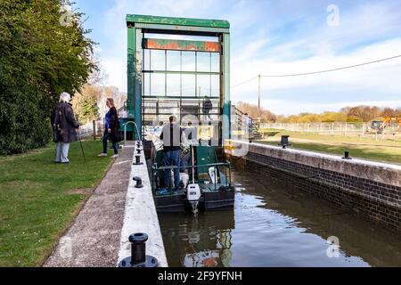 Northampton boat club sul fiume Nene in una soleggiata sabato sera in primavera, Nene Valley, Northamptonshire, Inghilterra, Regno Unito. Foto Stock