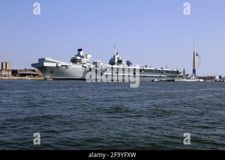 HMS Queen Elizabeth è in fase di adattamento a Portsmouth Harbour, aprile 2021 Foto Stock