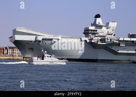 Scimitar Classe veloce pattuglia barca Sabre (P285) della Royal Navy, passando la portaerei vettore HMS Queen Elizabeth nel porto di Portsmouth Foto Stock