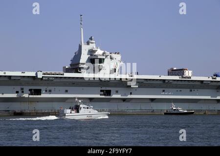 Scimitar Classe veloce pattuglia barca Sabre (P285) della Royal Navy, passando la portaerei vettore HMS Queen Elizabeth nel porto di Portsmouth Foto Stock