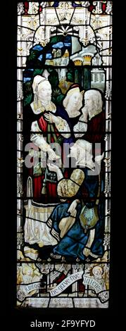 Una vetrata di Ward & Hughes raffigurante la parabola dei talenti, All Saints Church, Allesley, Coventry; artista T. F. Curtis Foto Stock
