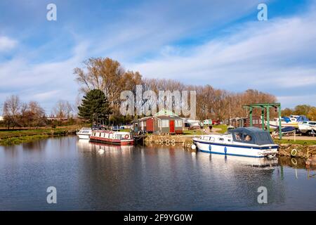 Northampton boat club sul fiume Nene in una soleggiata sabato sera in primavera, Nene Valley, Northamptonshire, Inghilterra, Regno Unito. Foto Stock