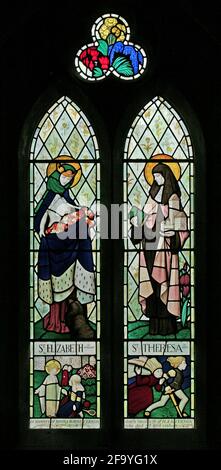 Vetrate disegnate da Eleanor Fortescue Brickdale raffiguranti SS Elizabeth & Teresa, Chiesa di Sant'Etheldreda, Ovest, Quantoxhead, Somerset, ITA Foto Stock