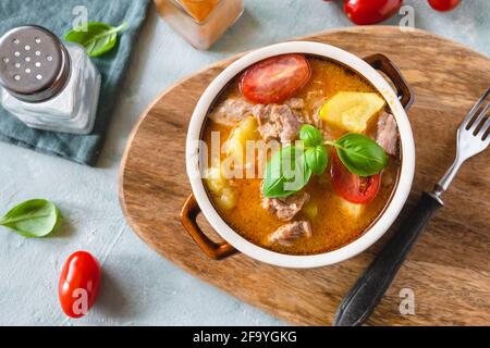 Stufato di tacchino in salsa di pomodoro con zucchine Foto Stock