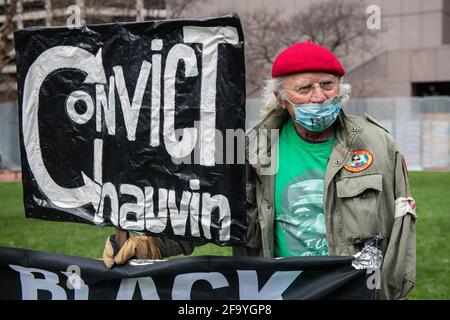 La gente reagisce al verdetto del processo di Derek Chauvin fuori del tribunale della contea di Hennepin il 20 aprile 2021 a Minneapolis, Minnesota. Foto: Chris Tuite/imageSPACE Foto Stock