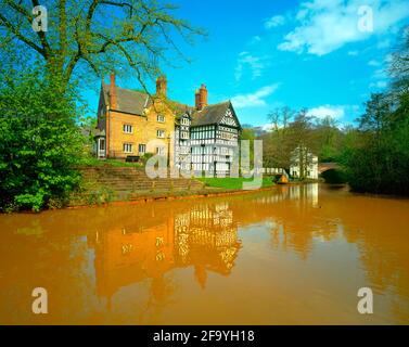 Regno Unito, Inghilterra, Salford, Worsley, The Packet House, Canale Bridgewater, con acqua macchiata di ferro, Foto Stock