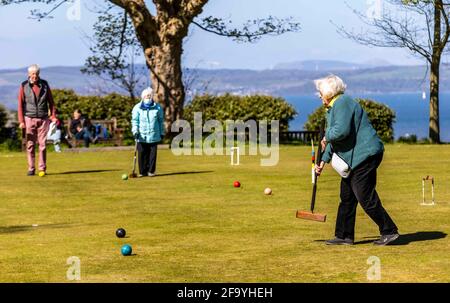 Edimburgo, Regno Unito. 21 aprile, 2021 nella foto: Con il tempo luminoso e soleggiato a Edimburgo, i giocatori di croquet si portano ai prati del castello di Lauriston. Credit: Notizie dal vivo su Rich Dyson/Alamy Foto Stock