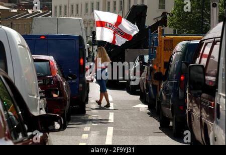 INGHILTERRA VENDITORI BANDIERA A VAUXHALL. 19/6/02 PILSTON Foto Stock