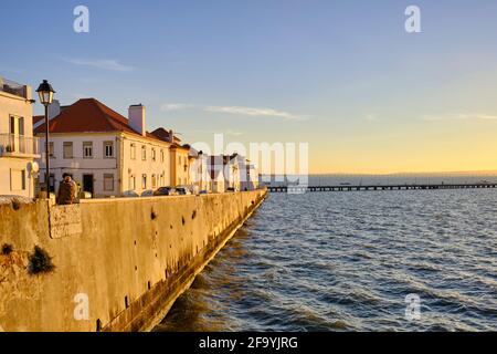 Il tradizionale villaggio di pescatori di Alcochete, che si estende lungo il fiume Tago e di fronte a Lisbona. Portogallo Foto Stock