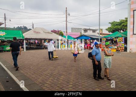 JUAYUA, EL SALVADOR - 2 APRILE 2016: Bancarelle di mercato nel villaggio di Juayua, El Salvador Foto Stock