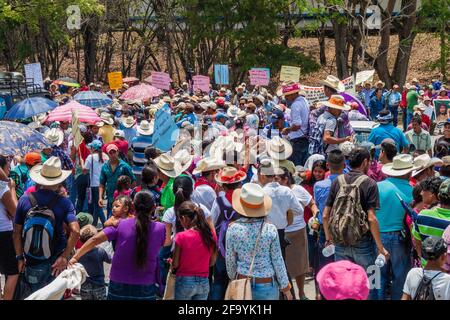 COPAN RUINAS, HONDURAS - 12 APRILE 2016: Le popolazioni indigene protestano contro le miniere vicino al parco archeologico Copan, Honduras Foto Stock