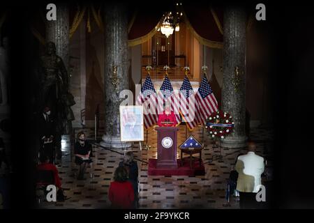 Washington, Stati Uniti. 21 Apr 2021. Il rappresentante Joyce Beatty, D-OH, parla durante una cerimonia in onore del defunto rappresentante Alcee Hastings nella Statuary Hall presso il Campidoglio degli Stati Uniti a Washington, DC mercoledì 21 aprile 2021. Hastings, che era il membro di servizio più lungo della delegazione del Congresso della Florida, è morto il 6 aprile dopo aver annunciato nel 2019 che era in cura per il cancro pancreatico. Foto di Stefani Reynolds/UPI Credit: UPI/Alamy Live News Foto Stock