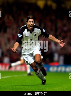 FA SCUDO DI BENEFICENZA AL MILLENNIUM STADIUM CARDIFRUUD VAN NISTELROOY DOPO AVER SEGNATO Foto Stock