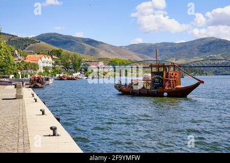 Una nave del fiume Douro che passa lungo il villaggio di Pinhao. Un sito patrimonio dell'umanità dell'UNESCO, il Portogallo Foto Stock