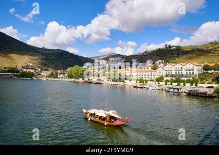 Una nave da crociera del fiume Douro che passa lungo il villaggio di Pinhao e l'Hotel Vintage House. Un sito patrimonio dell'umanità dell'UNESCO, il Portogallo Foto Stock