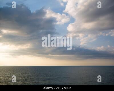 Formazioni di nuvole sull'Oceano Atlantico durante il tramonto vista dalla costa del Devon del Nord a Peppercombe, Inghilterra. Foto Stock