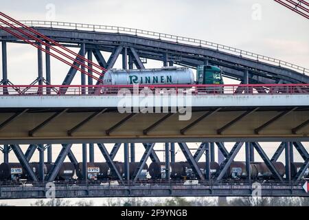 Ponte sul Reno vicino Duisburg-Beeckerwerth, treno merci sul ponte ferroviario Haus-Knipp, ponte autostradale Beeckerwerth A42, vicino Duisburg, NRW Foto Stock