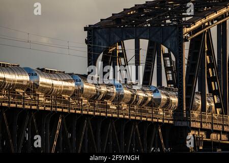 Ponte sul Reno vicino Duisburg-Beeckerwerth, treno merci sul ponte ferroviario Haus-Knipp, ponte autostradale Beeckerwerth A42, vicino Duisburg, NRW Foto Stock