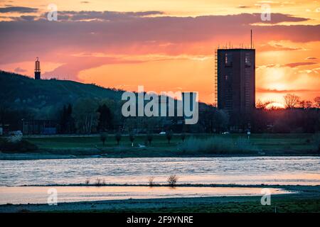 Fiume Reno vicino Duisburg-Beeckerwerth, Rheinpreussen slagheap a Moers, slagheap segno Das Geleucht, tortuosa torre dell'ex Collier Rheinpreussen Foto Stock