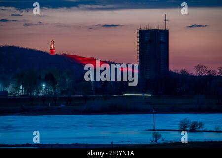 Reno vicino Duisburg-Beeckerwerth, Rheinpreussen slagheap a Moers, slagheap segno Das Geleucht, tortuosa torre dell'ex Rheinpreußen albero di collisione Foto Stock