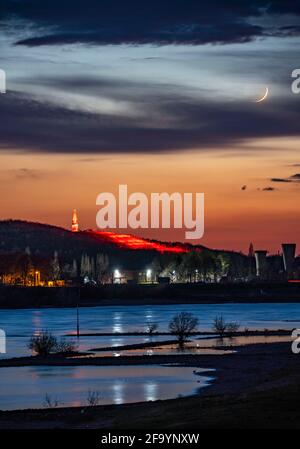 Reno vicino Duisburg-Beeckerwerth, Rheinpreussen slagheap a Moers, slagheap segno Das Geleucht, tortuosa torre dell'ex Rheinpreußen albero di collisione Foto Stock