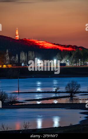 Reno vicino Duisburg-Beeckerwerth, Rheinpreussen slagheap a Moers, slagheap segno Das Geleucht, tortuosa torre dell'ex Rheinpreußen albero di collisione Foto Stock