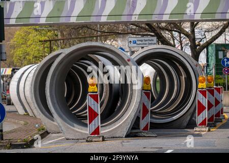 Tubi fognari in cemento, conservati in un cantiere durante i lavori di risanamento delle fognature, sul Dickswall, centro della città di Mülheim an der Ruhr, NRW, Germ Foto Stock