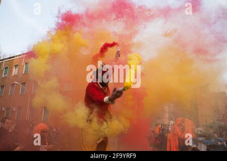 Ogni anno a Roma, nel quartiere Garbatella, durante la manifestazione Carnevale liberato artisti e giocolieri si esibiscono per le strade. Roma 02 13 201 Foto Stock