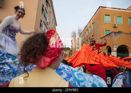 Ogni anno a Roma, nel quartiere Garbatella, durante la manifestazione Carnevale liberato artisti e giocolieri si esibiscono per le strade. Roma 02 13 201 Foto Stock