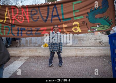 Ogni anno a Roma, nel quartiere Garbatella, durante la manifestazione Carnevale liberato artisti e giocolieri si esibiscono per le strade. Roma 02 13 201 Foto Stock