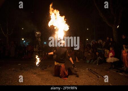 Ogni anno a Roma, nel quartiere Garbatella, durante la manifestazione Carnevale liberato artisti e giocolieri si esibiscono per le strade. Roma 02 13 201 Foto Stock