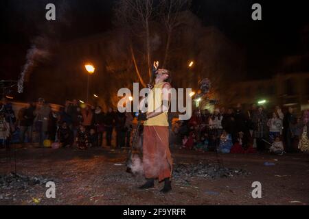 Ogni anno a Roma, nel quartiere Garbatella, durante la manifestazione Carnevale liberato artisti e giocolieri si esibiscono per le strade. Roma 02 13 201 Foto Stock