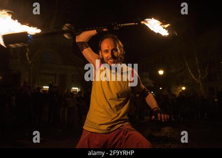 Ogni anno a Roma, nel quartiere Garbatella, durante la manifestazione Carnevale liberato artisti e giocolieri si esibiscono per le strade. Roma 02 13 201 Foto Stock