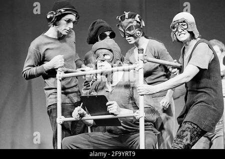 NIGHTWALK creato dall'Open Theatre Collective di New York Set design: Big Mikulewicz Costumi: Gwen Fabricant illuminazione: Arden Fingerhut registi: Joseph Chaikin & Roberta Sklar The Roundhouse, Londra NW1 07/06/1973 Foto Stock