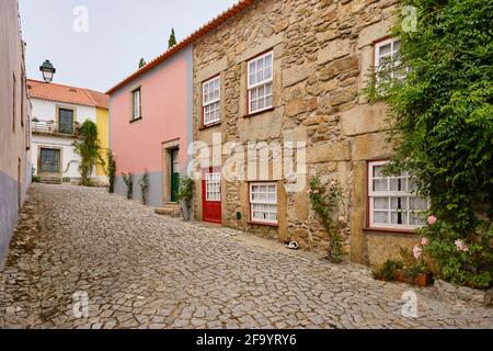 Via e le case del villaggio murato di Almeida, ai confini con la Spagna. Beira alta, Portogallo Foto Stock