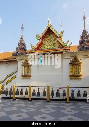 Vecchia campana di ottone in una fila dietro la chiesa tailandese, per suonare la campana per la buona salute e la buona ricchezza, vista frontale con la copia spazio. Foto Stock