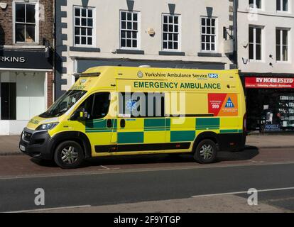 Emergency NHS Yorkshire Ambulance sulla High Street a Northallerton North Yorkshire Foto Stock