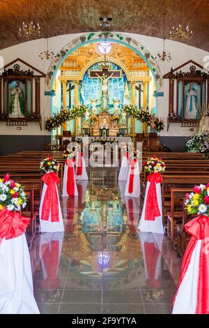 CONCEPCION DE ATACO, EL SALVADOR - 3 APRILE 2016: Interno della chiesa di Concepcion de Ataco villaggio. Foto Stock