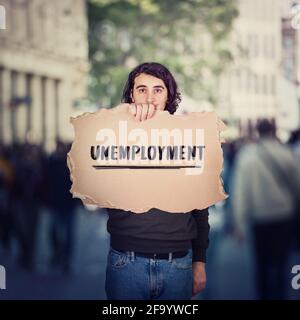 La disoccupazione come questione globale. Attivista disoccupato con un cartellone, partecipando a una manifestazione di protesta di strada. Problema sociale, lac Foto Stock