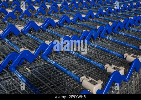 Diversi carrelli che mostrano i carrelli parcheggiati insieme in una fila all'esterno di un supermercato Tesco Foto Stock